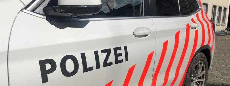 Der deutsche Fahrer geriet nach ersten Erkenntnissen der Polizei über die Mittellinie der Straße in den Gegenverkehr. - Foto: Christiane Oelrich/dpa