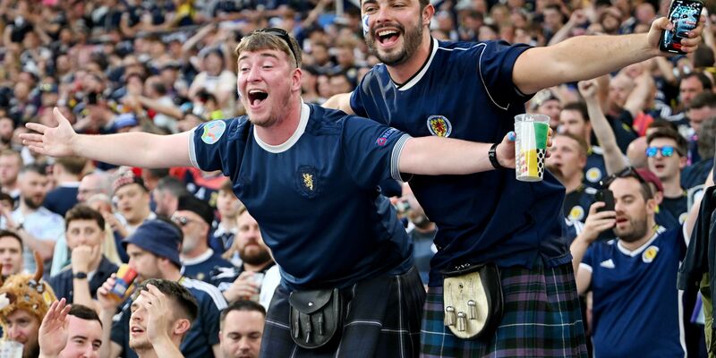 Fußball-Fans wie diese aus Schottland sorgten für einen Übernachtungsrekord in Deutschland. (Archivbild) - Foto: Marijan Murat/dpa