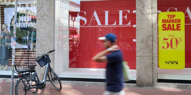 Äußere Zeichen einer Insolvenz: Ausverkauf. (Symbolbild) - Foto: Bernd Thissen/dpa