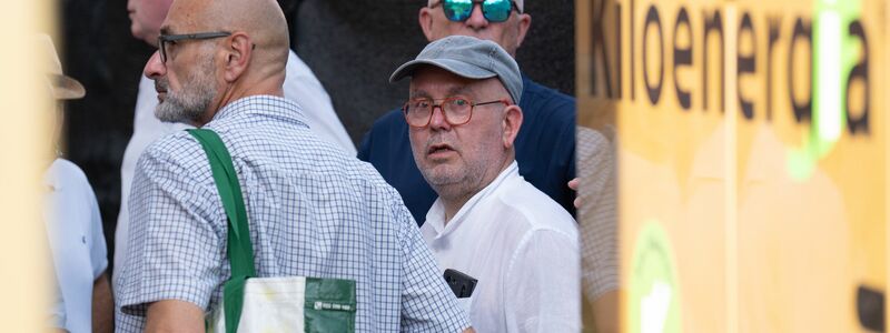 Separatistenführer Carles Puigdemont am Donnerstag bei seinem Kurzauftritt in Barcelona. Am nächsten Tag schrieb er auf X, er sei wieder in Belgien. (Archivbild) - Foto: David Zorrakino/EUROPA PRESS/dpa