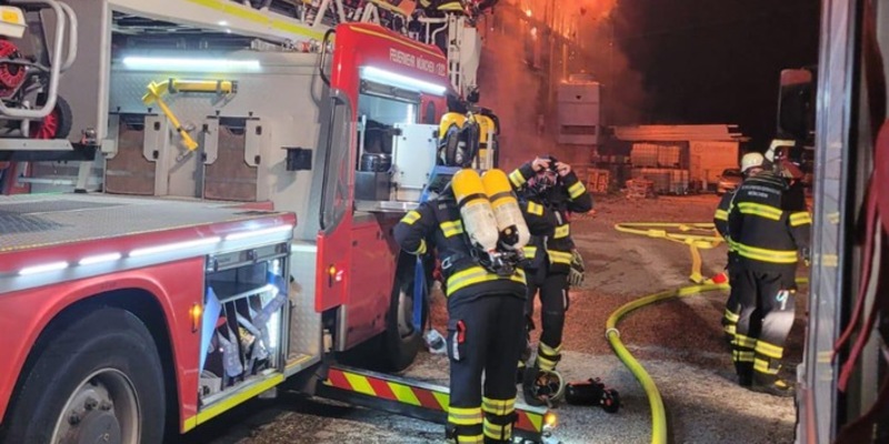 FW-M: Brand einer Produktionshalle (Feldmoching) - Foto: presseportal.de