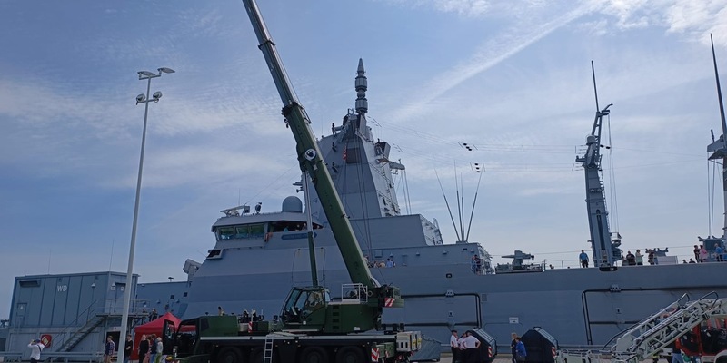 Material kommt an: Bundeswehr erhält neuen mobilen Schwerlast-Kran - Foto: presseportal.de