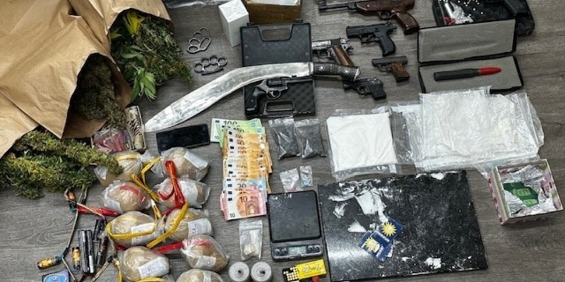 POL-D: Drogenwohnung in Stadtmitte ausgehoben - PRIOS stellt u.a. 440 Gramm Amphetamin, 560 LSD-Trips, Bargeld und Waffen sicher - Foto: presseportal.de