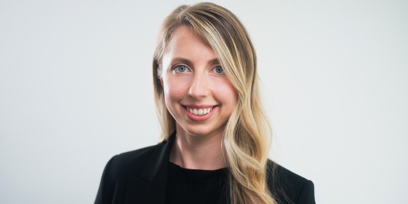 Knieprobleme durch langes Sitzen im Büro - Mone Dusek von Enduring Fitness verrät, warum Firmenfitness die Lösung sein kann - Foto: presseportal.de