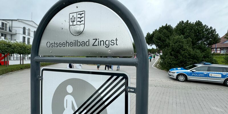 Bei den Polizeiermittlungen an einem Tatort in Zingst kam auch eine Drohne zum Einsatz. In der Nacht waren zwei Männer am Seebrückenvorplatz durch Schüsse schwer verletzt worden. - Foto: Stefan Sauer/dpa