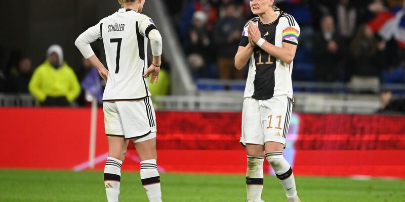 Mit Alexandra Popp (r), aber ohne Lea Schüller spielt das DFB-Team bei Olympia um Bronze. - Foto: Sebastian Christoph Gollnow/dpa