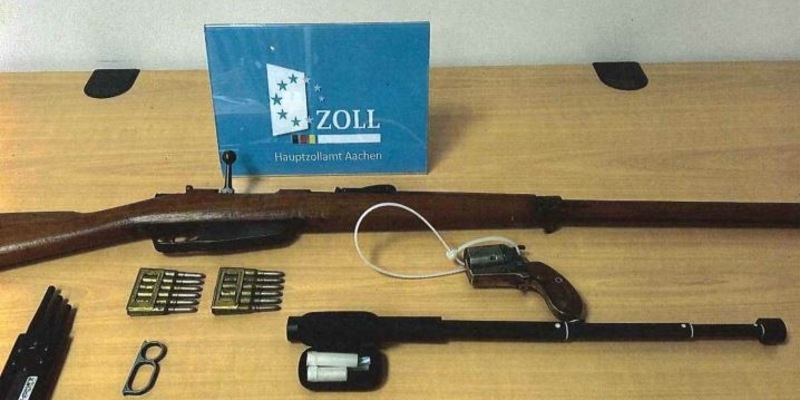 HZA-AC: Zoll stoppt Auto und findet scharfe Waffen im Kofferraum - Mann hat kleines Waffenarsenal im Wagen - Foto: presseportal.de