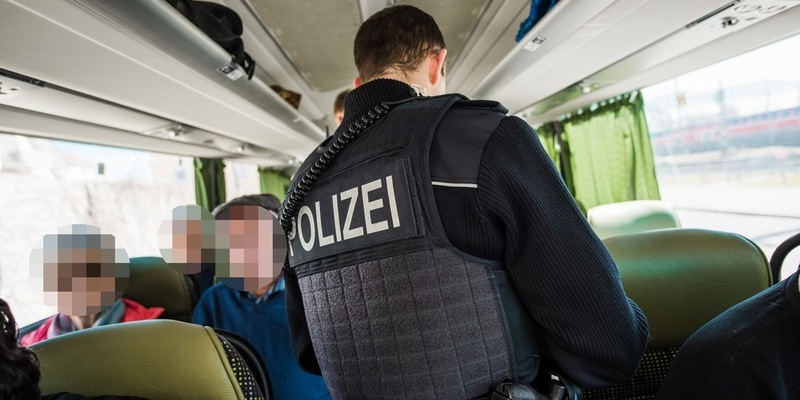 Bundespolizeidirektion München: Bundespolizei greift 14 Migranten in drei Fernbussen auf - Foto: presseportal.de
