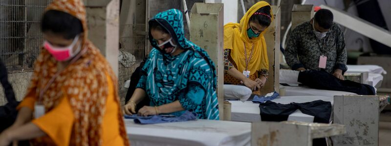 Frauen in Bangladesch arbeiten in einer Textilfabrik. (Foto Archiv) - Foto: K M Asad/dpa