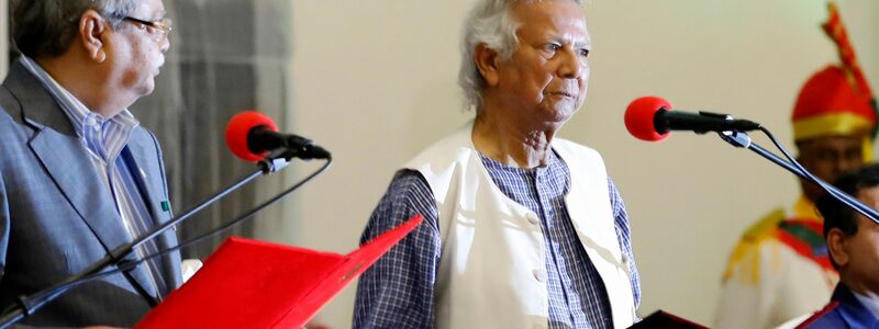 Friedensnobelpreisträger Muhammad Yunus (r) legt seinen Amtseid als Chef der Übergangsregierung von Bangladesch ab. (Foto Archiv) - Foto: Rajib Dhar/AP