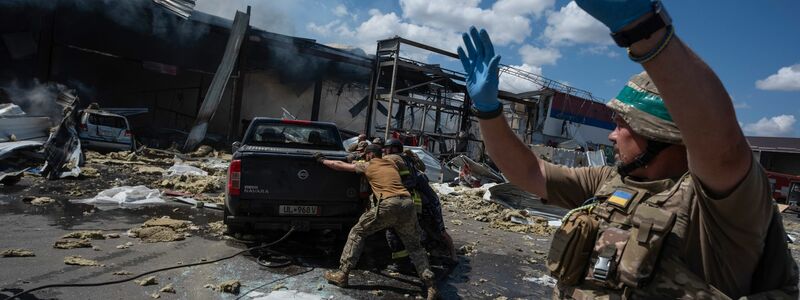 Durch die russischen Angriffe auf die Ukraine werden immer wieder auch zivile Objekte getroffen und zerstört - wie diesmal ein Supermarkt. - Foto: Iryna Rybakova/AP