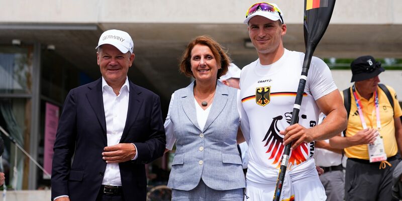 Kanu-Olympiasieger Tom Liebscher-Lucz (r) im Gespräch mit Bundeskanzler Olaf Scholz. - Foto: Lindsey Wasson/AP/dpa