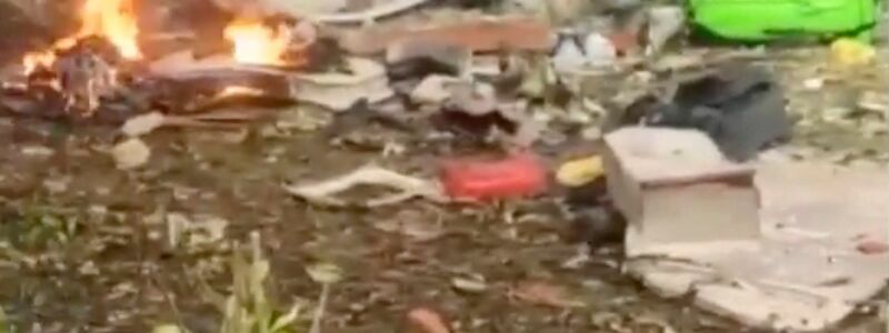 Dieser Ausschnitt aus einem Video zeigt Wrackteile eines Flugzeugs, das neben einem Haus im brasilianischen Vinhedo abgestürzt ist. - Foto: Felipe Magalhaes Filho/AP/dpa