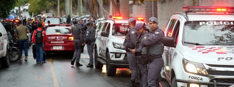 Polizisten sind im Einsatz an der Straße, die zu der geschlossenen Wohnanlage in Vinhedo führt, in der ein Flugzeug mit 62 Menschen an Bord abgestürzt ist. - Foto: Andre Penner/AP