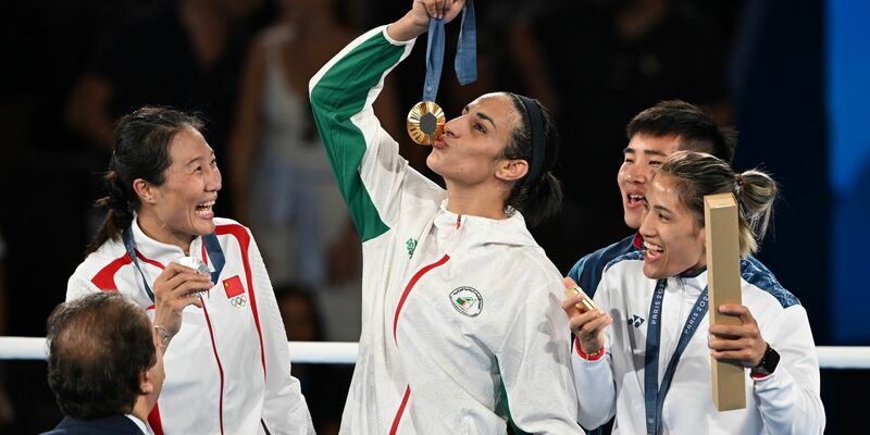 Boxerin Imane Khelif jubelt als Olympiasiegerin. - Foto: Sebastian Kahnert/dpa