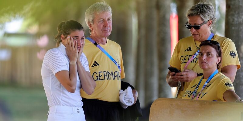 Annika Zillekens hat nach ihrem letzten Wettkampf Tränen in den Augen. - Foto: Rolf Vennenbernd/dpa