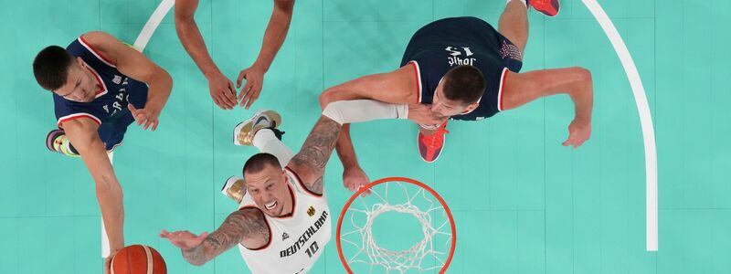 Daniel Theis beim Kampf um den Rebound. - Foto: Evelyn Hockstein/Pool Reuters/AP/dpa