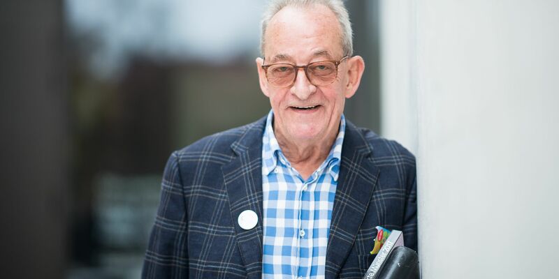 Kasper König bei einer Ausstellung im Jahr 2017 in Münster. Der Kunstprofessor ist im Alter von 80 Jahren gestorben. - Foto: Guido Kirchner/dpa