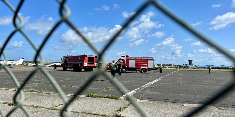 Am Flughafen Sylt sind Polizisten schnell zur Stelle, nachdem Klima-Aktivisten der Letzten Generation ein Loch in den Zaun geschnitten haben und auf das Gelände gelangt sind. - Foto: Lea Sarah Albert/dpa