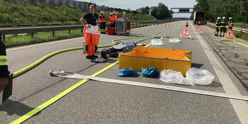 FW-M: Vermeintlicher Gefahrstoffaustritt (Langwied) - Foto: presseportal.de