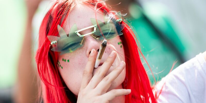 Der Umgang mit dem Cannabisblatt erregt weiterhin die Gemüter.  - Foto: Christophe Gateau/dpa