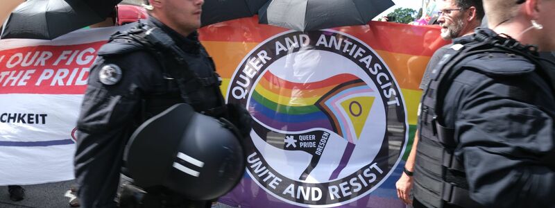 Großer Polizeieinsatz beim CSD in Bautzen. - Foto: Sebastian Willnow/dpa