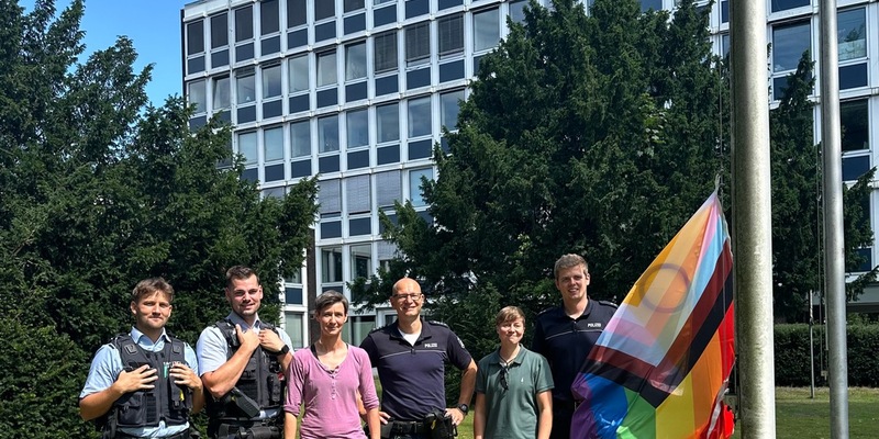 POL-MS: Regenbogenflagge auch am Polizeipräsidium gehisst - Polizeipräsidentin Alexandra Dorndorf stellt neue Ansprechpersonen für queere Menschen vor - Foto: presseportal.de