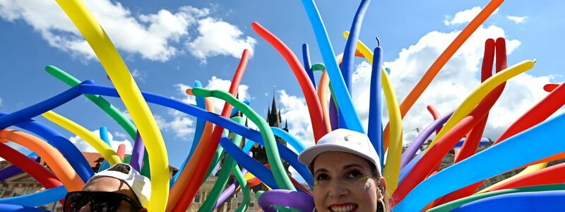 Bunt und fröhlich präsentierte sich die queere Szene in Prag. - Foto: Krumphanzl Michal/CTK/dpa