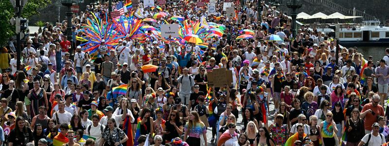 Die Regenbogenparade war Höhepunkt des Festivals. - Foto: Krumphanzl Michal/CTK/dpa