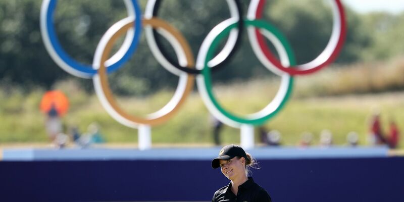 Esther Henseleit küsst ihren Freund und Caddie Reece Phillips. - Foto: Jan Woitas/dpa