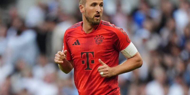 Die Bayern bejubeln das Tor von Serge Gnabry (4.v.r.). - Foto: Bradley Collyer/PA Wire/dpa