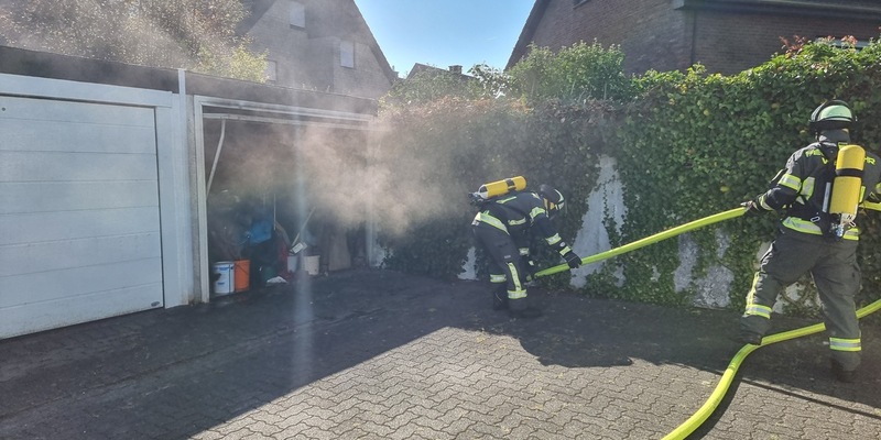 FW-WRN: FEUER_2 - LZ1 - brennt Garage in einer Garagenreihe - Foto: presseportal.de