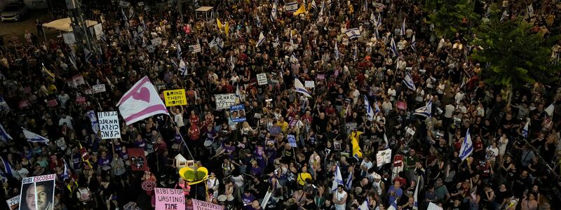 Tausende demonstrieren in Tel Aviv gegen Netanjahu und seine Blockadehaltung bei den Geiselverhandlungen. - Foto: Mahmoud Illean/AP/dpa