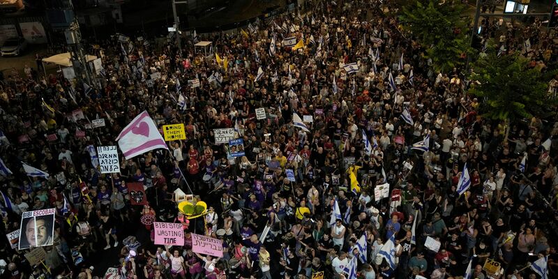 Tausende Menschen forderten in Israel die Herausgabe der restlichen Geisel-Leichen. - Foto: Mahmoud Illean/AP/dpa