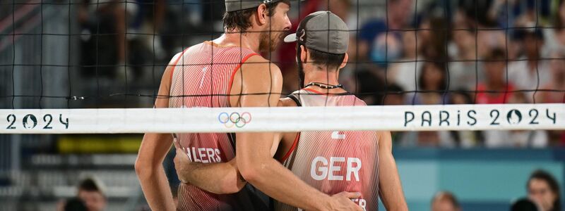 Clemens Wickler (l) und Nils Ehlers zeigten sich enttäuscht über ihren Auftritt im Finale. - Foto: Sina Schuldt/dpa