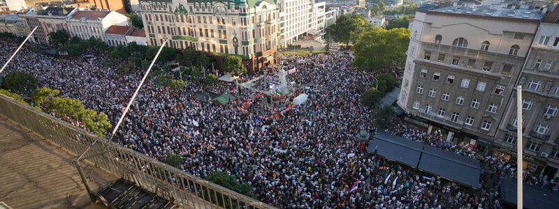 Wir geben Jadar nicht her steht auf den Transparenten der Demonstranten, die  in Belgrad einen Stopp des Lithium-Bergbauprojekt im serbischen Jadar-Tal verlangen. - Foto: Darko Vojinovic/AP/dpa