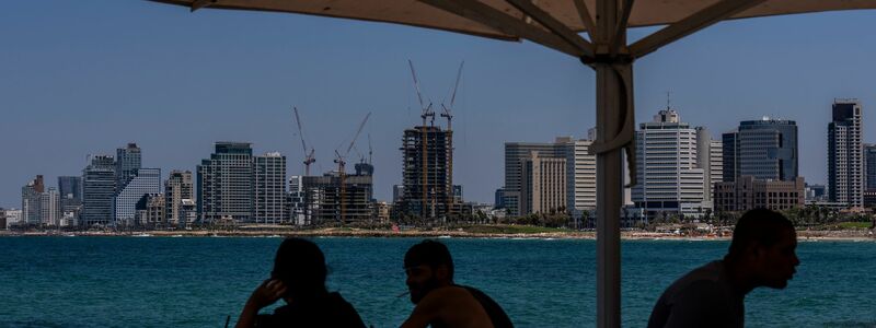 Am Mittelmeerstrand von Tel Aviv zeigen sich die Menschen unbeeidruckt von der Bedrohungslage. (Archivbild)  - Foto: Ariel Schalit/AP/dpa