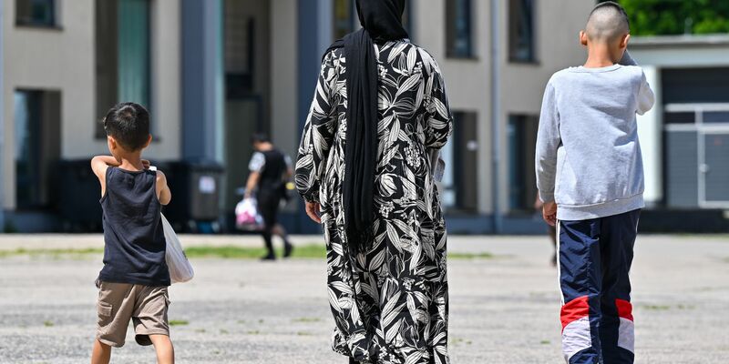 Die Polizei hat im ersten Halbjahr mehr als 500 Angriffe auf Flüchtlinge verzeichnet. (Archivbild)  - Foto: Patrick Pleul/dpa