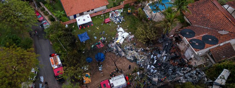 Das Flugzeug stürzte in ein Wohngebiet der Kleinstadt Vinhedo ab. - Foto: Allison Sales/dpa