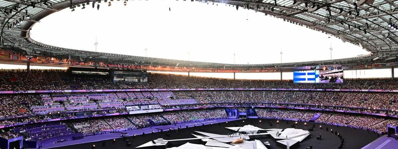 Der goldene Besucher schwebt bei der olympischen Schlussfeier ins Stade de France. - Foto: Sina Schuldt/dpa