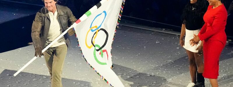 Hollywoodstar Tom Cruise übernahm die olympische Flagge für Los Angeles 2028. - Foto: Rebecca Blackwell/AP/dpa