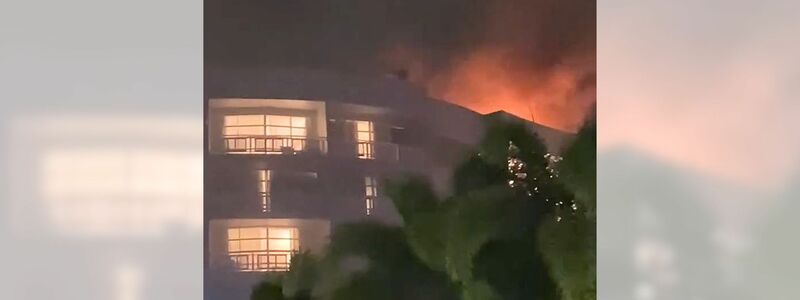 Das Dach des Hotels ging sofort in Flammen auf. - Foto: David Veronica Knigh/AAP/dpa