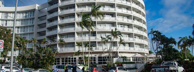 Durch den Crash wurden Teile des Hotels schwer beschädigt. - Foto: Brian Cassey/AAP/dpa