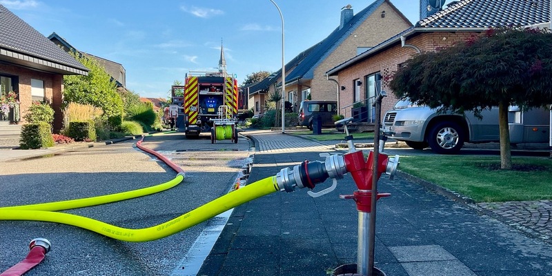FW Alpen: Fahrzeug- und Dachstuhlbrand in Alpen - Foto: presseportal.de