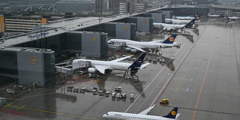 Lufthansa streicht weitere Flüge nach Nahost. (Archivbild) - Foto: Arne Dedert/dpa
