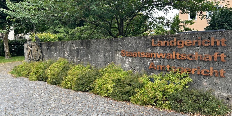 HZA-RO: Über 7 Jahre Haft nach Entschlüsselung des Kryptohandys - mutmaßlichen Drogenhändler verurteilt - Ermittlungserfolg für Staatsanwaltschaft Traunstein und Hauptzollamt Rosenheim - Foto: presseportal.de