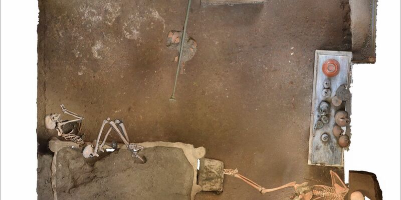 Die Forscher gehen davon aus, dass es die Überreste einer Frau und eines Mannes sind, die vor dem Ausbruch des Vesuvs in einem Raum Schutz suchten. - Foto: Archäologiepark Pompeji/dpa