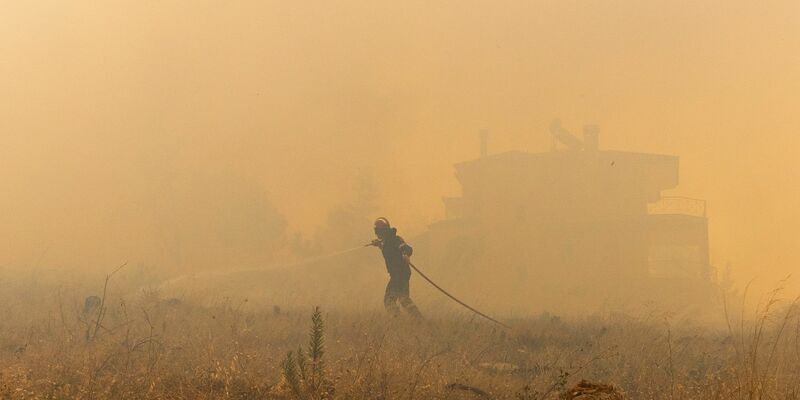 Der größte Waldbrand des Jahres ist gefährlich nah an die Hauptstadt Athen herangerückt. - Foto: Socrates Baltagiannis/dpa