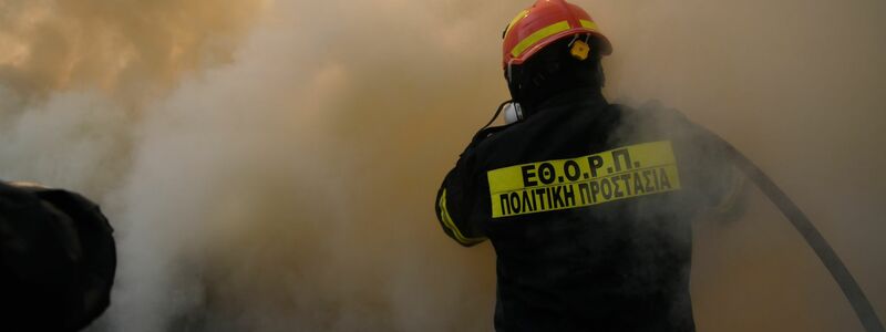 Auch Freiwillige kämpfen gegen die Flammen - Foto: Michael Varaklas/AP/dpa