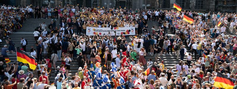 Gruppenfoto des Olympia-Teams vor dem Kölner Dom. - Foto: Sebastian Kahnert/dpa